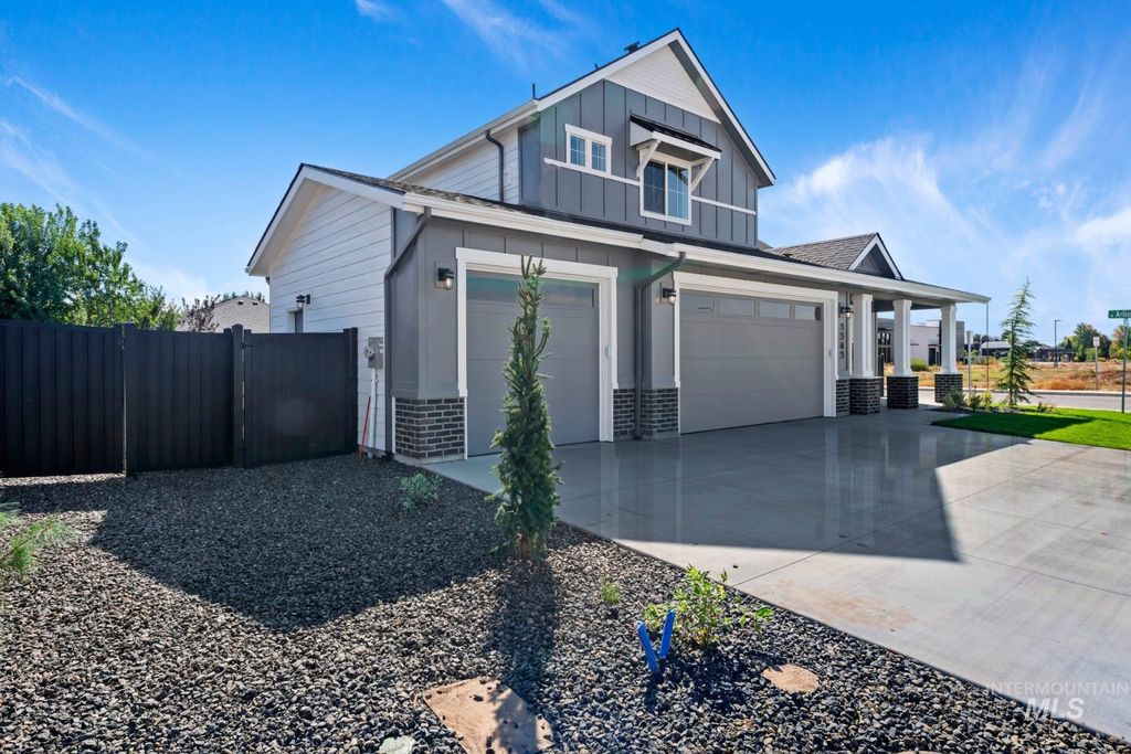 Photo of 945 W Malbar St, Meridian, ID 83646 (MLS # 98965809)