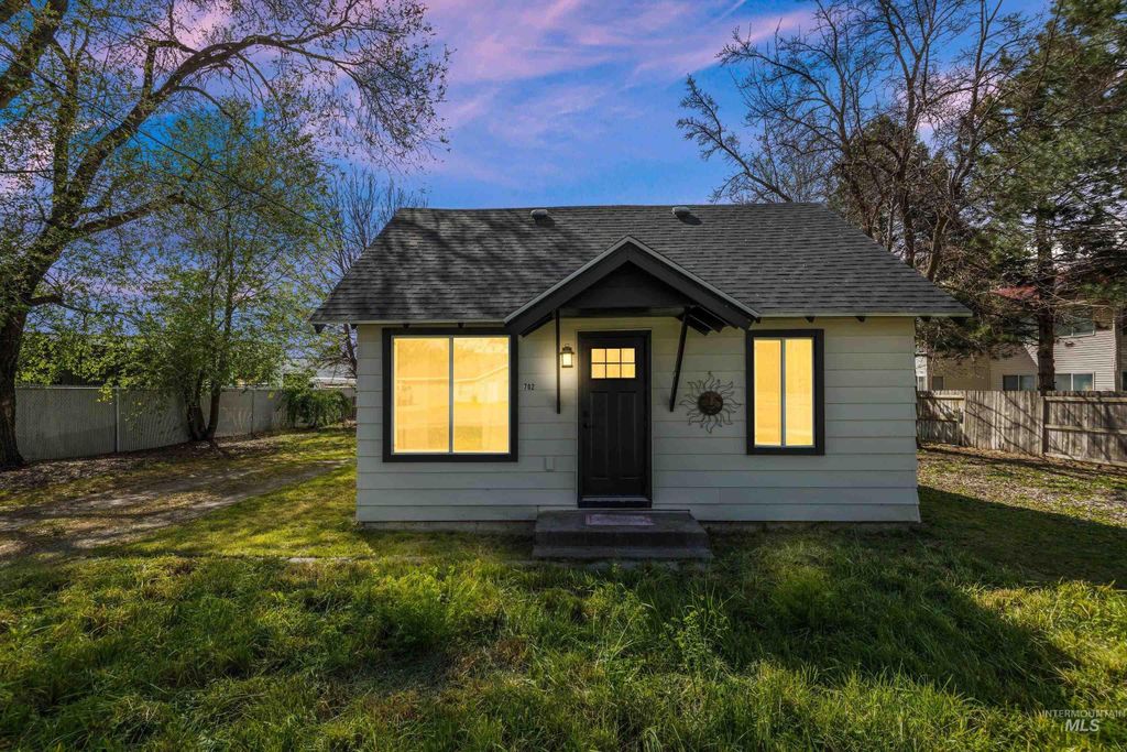 Photo of 702 S 12th St, Payette, ID 83661 (MLS # 98984210)