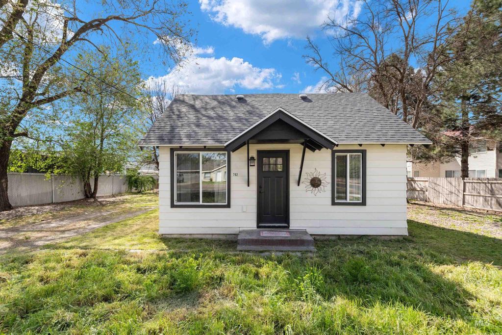 Photo of 702 S 12th St, Payette, ID 83661 (MLS # 98984210)
