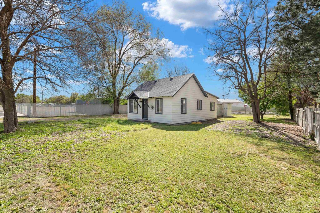 Photo of 702 S 12th St, Payette, ID 83661 (MLS # 98984210)