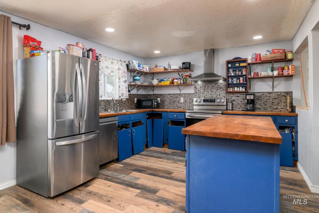 Photo of 650 W Broadway Ave, Meridian, ID 83642 (MLS # 98966906)