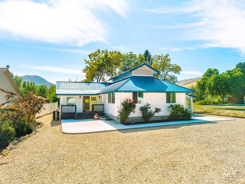 Photo of 115 Payette River Ave, Horseshoe Bend, ID 83629 (MLS # 98962242)