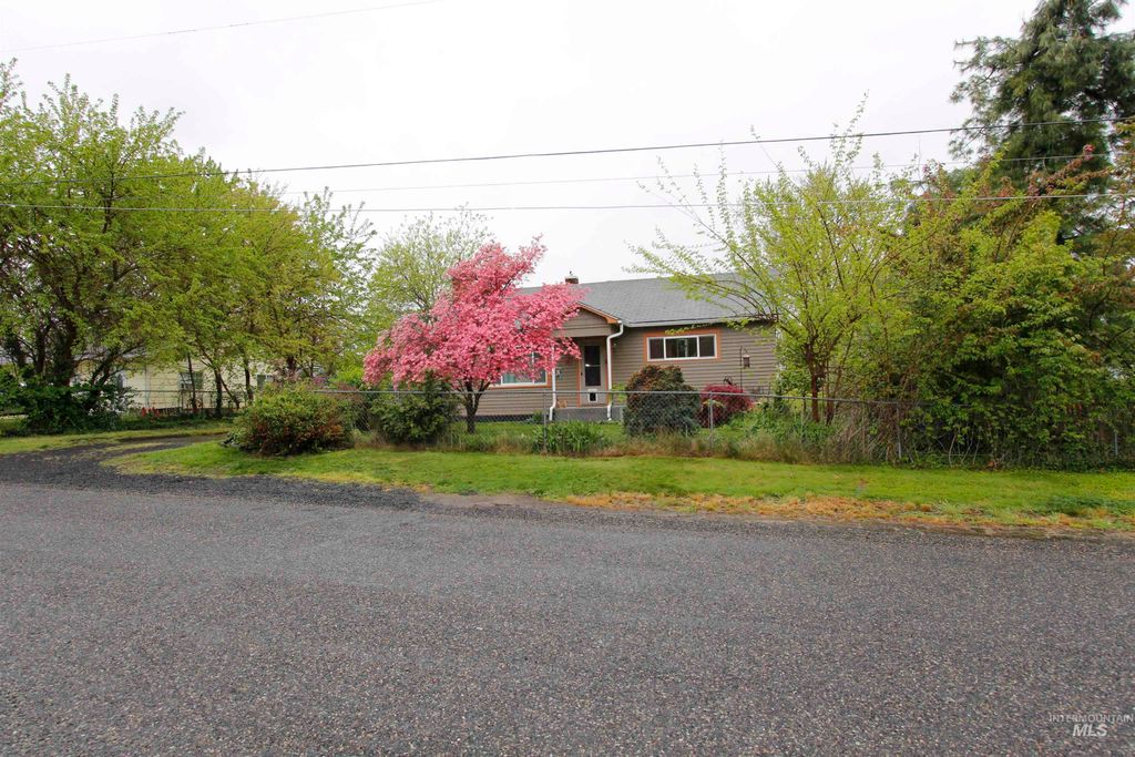 Photo of 728 14th St, Clarkston, WA 99403 (MLS # 98983145)