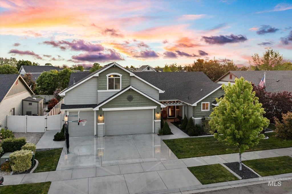 Photo of 847 N Tullshire Way, Eagle, ID 83616 (MLS # 98986972)
