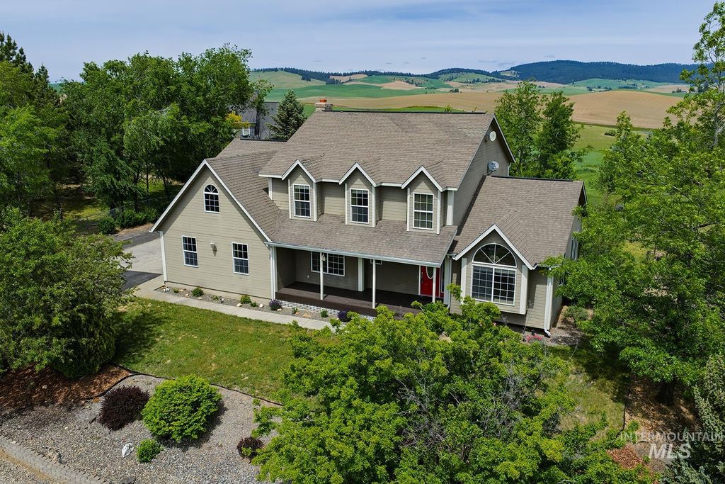 Photo of 1060 Canterwood DR, Moscow, ID 83843 (MLS # 98988429)