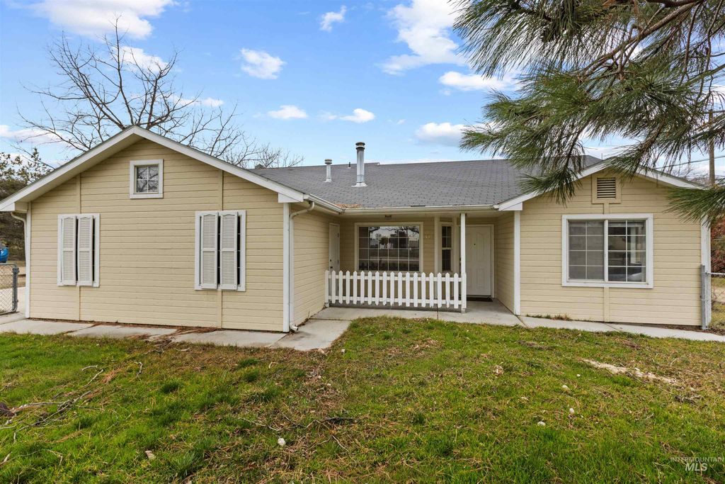 Photo of 1004 Illinois Ave, Caldwell, ID 83605 (MLS # 98975178)