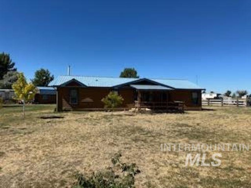 Photo of 1510 Idaho St, Jordan Valley, OR 97910 (MLS # 98967919)