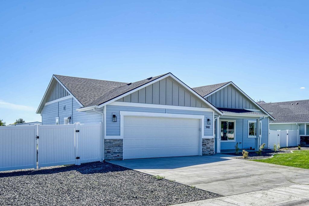 Photo of 960 Campbell St, Vale, OR 97918 (MLS # 98983487)