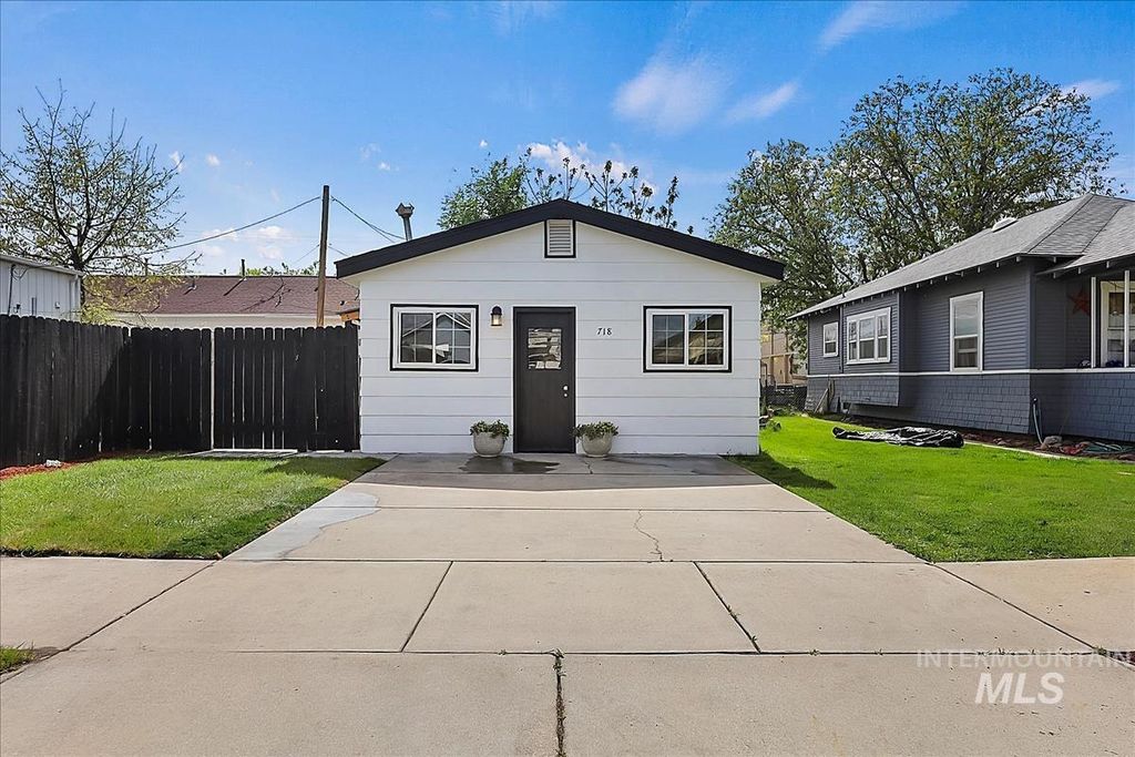 Photo of 718 E Belmont St, Caldwell, ID 83605 (MLS # 98983434)