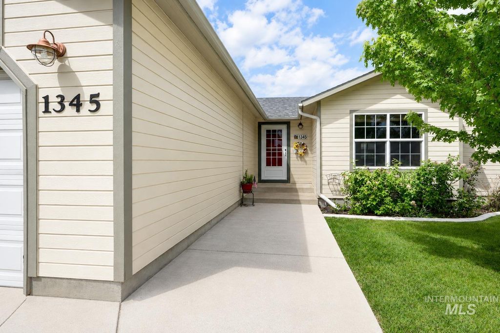 Photo of 1345 Rosewood St, Mountain Home, ID 83647 (MLS # 98986419)
