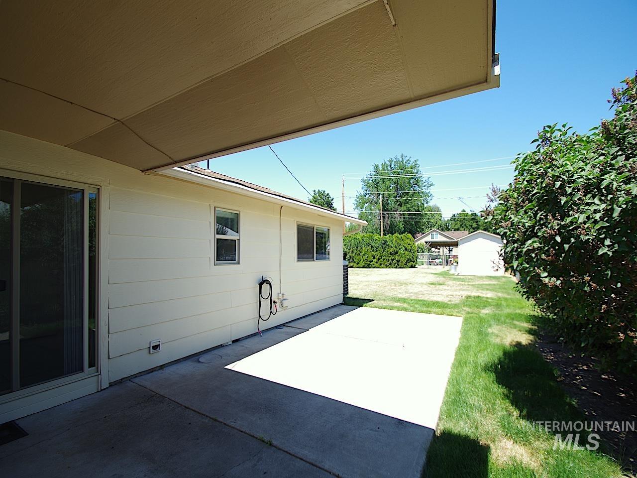 Covered patio with a concrete surface