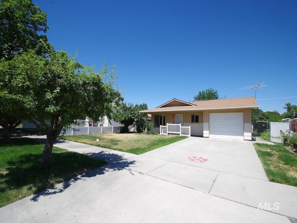 Photo of 860 E Commercial ST, Weiser, ID 83672 (MLS # 98993787)