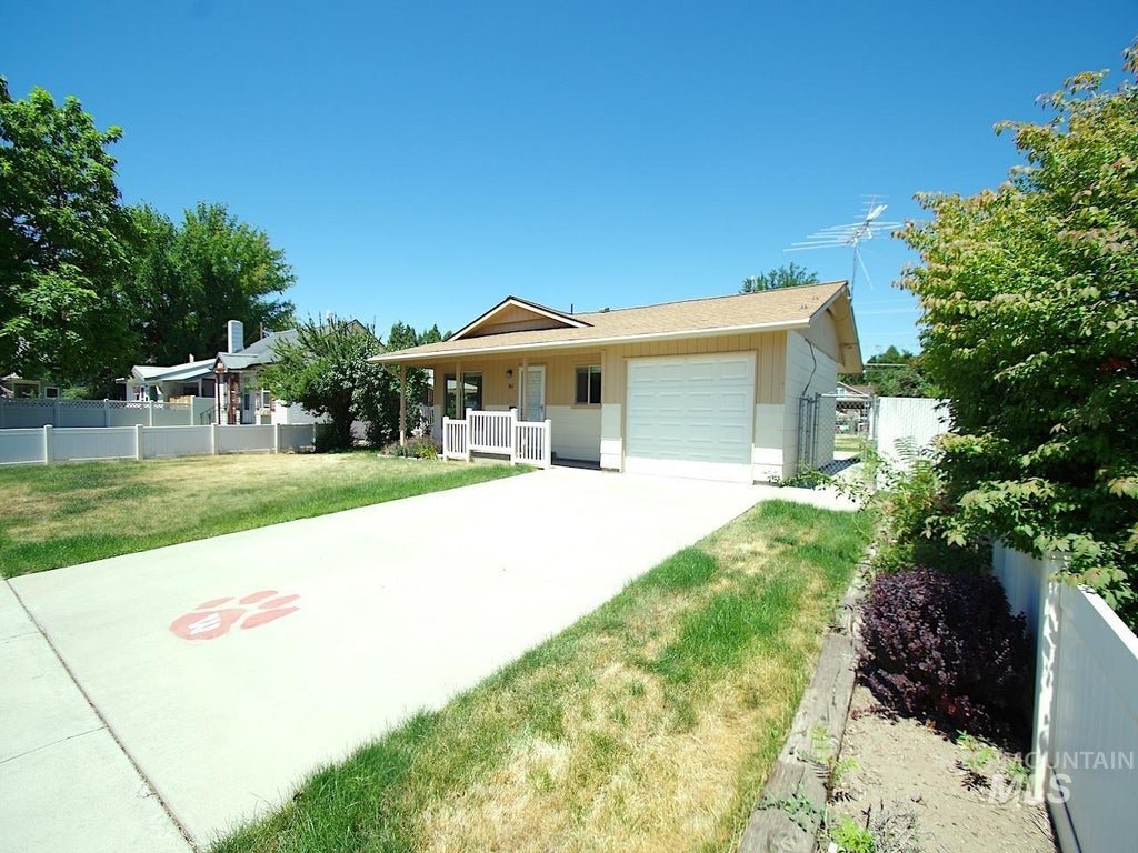 Photo of 860 E Commercial ST, Weiser, ID 83672 (MLS # 98993787)