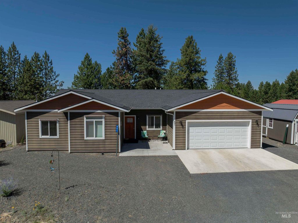 Photo of 801 Washington St, Deary, ID 83823 (MLS # 98956282)