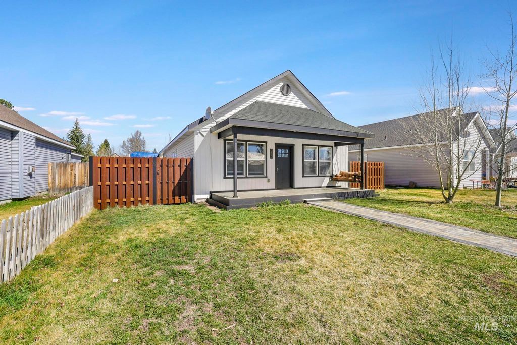 Photo of 219 E Spruce Ave, Fairfield, ID 83327 (MLS # 98979986)