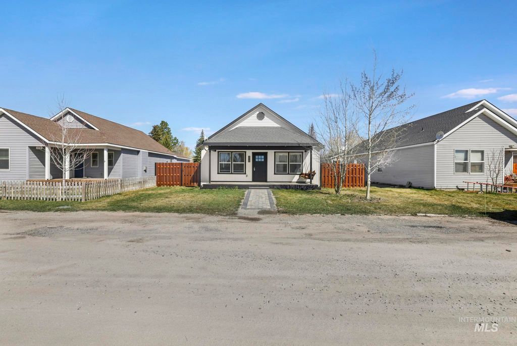 Photo of 219 E Spruce Ave, Fairfield, ID 83327 (MLS # 98979986)