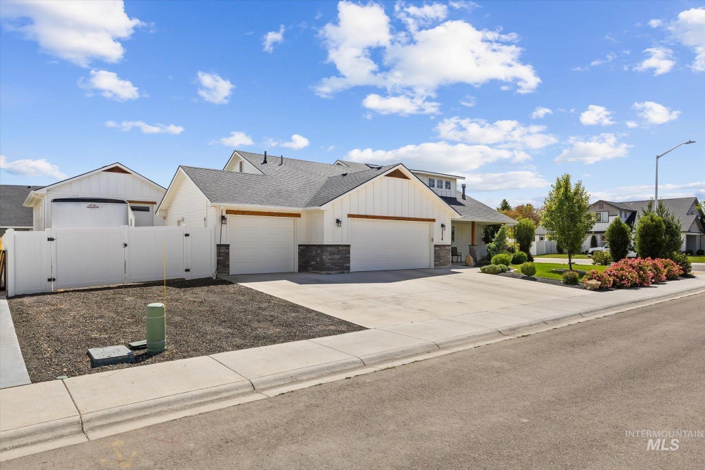 Photo of 334 Grizzly Dr, Fruitland, ID 83619 (MLS # 98990011)