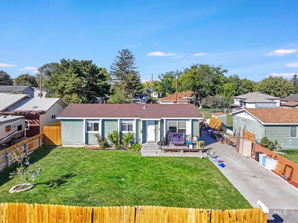 Photo of 944 Kathrine St, Buhl, ID 83316 (MLS # 98964291)