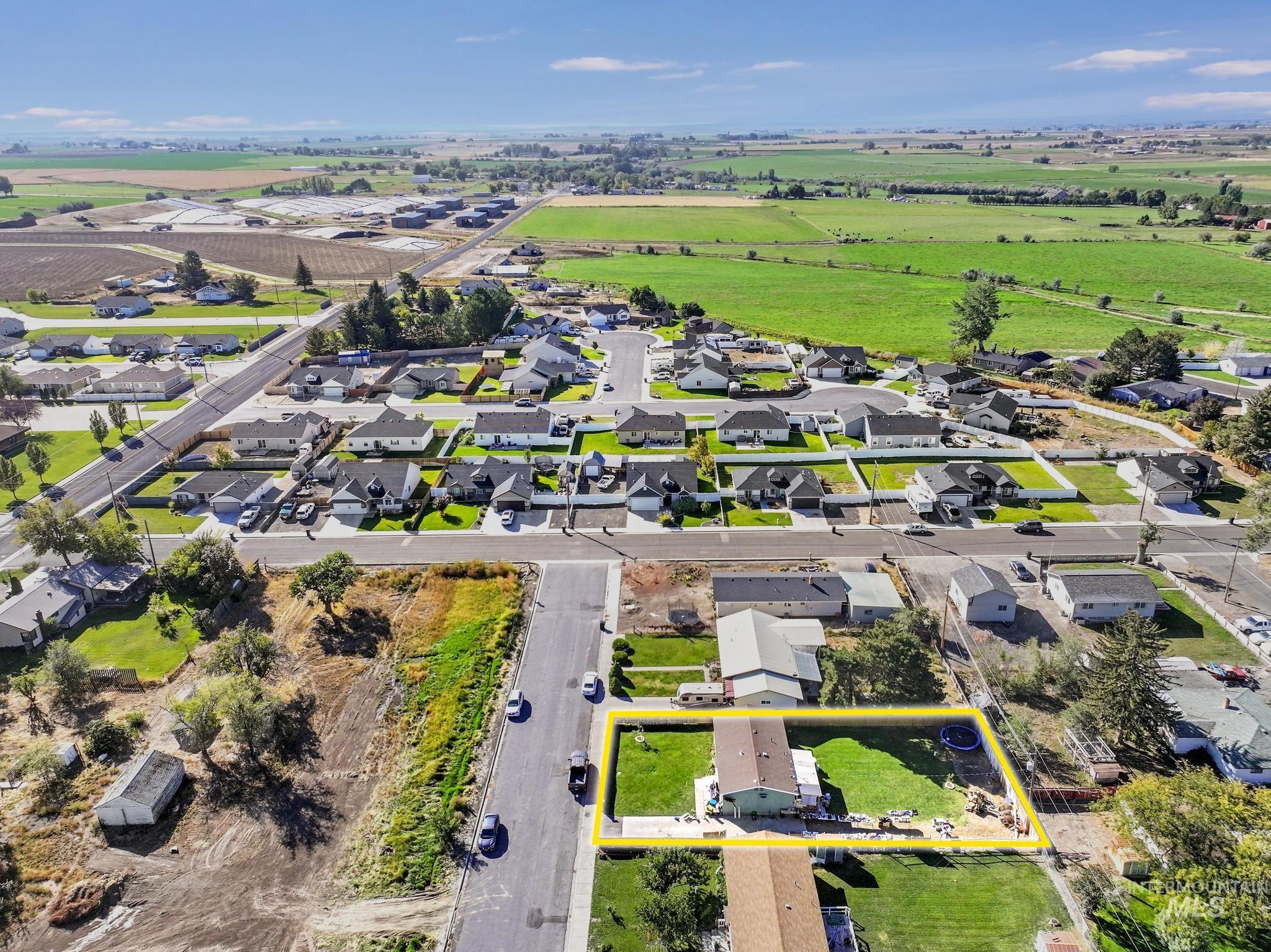 Aerial view of residential area featuring property parcel outlined