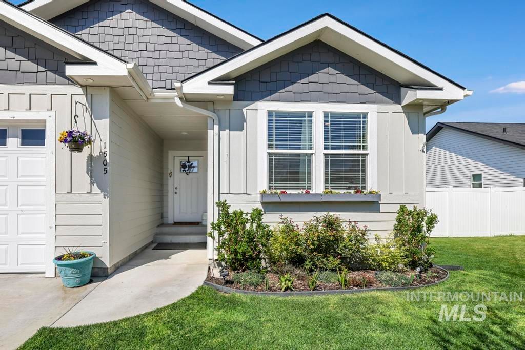 Photo of 1505 Mountain View Dr, Gooding, ID 83330 (MLS # 98984962)