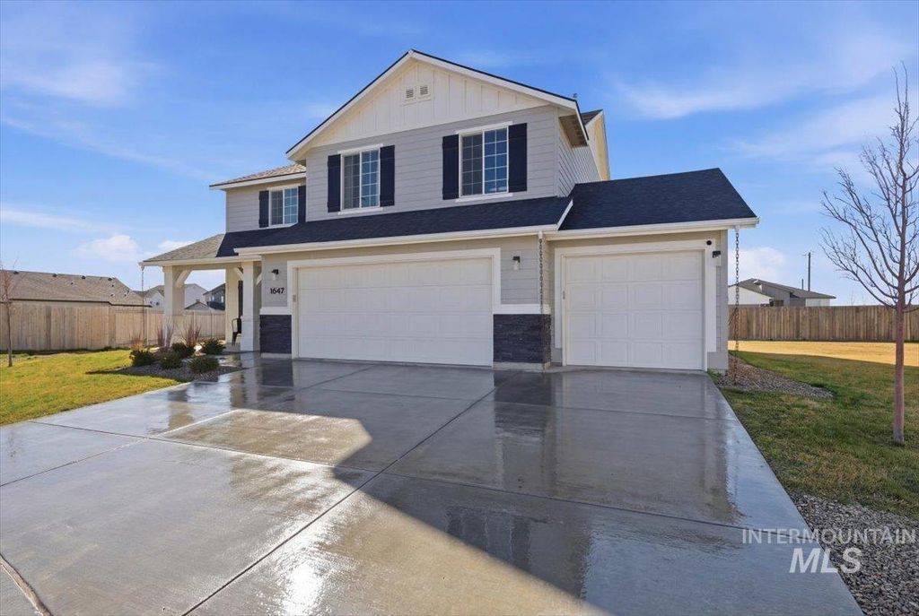 Photo of 1047 SW Sparrow Pl, Mountain Home, ID 83647 (MLS # 98977328)