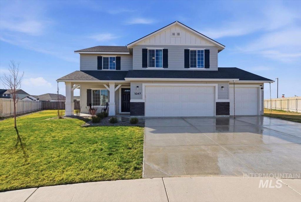 Photo of 1047 SW Sparrow Pl, Mountain Home, ID 83647 (MLS # 98977328)