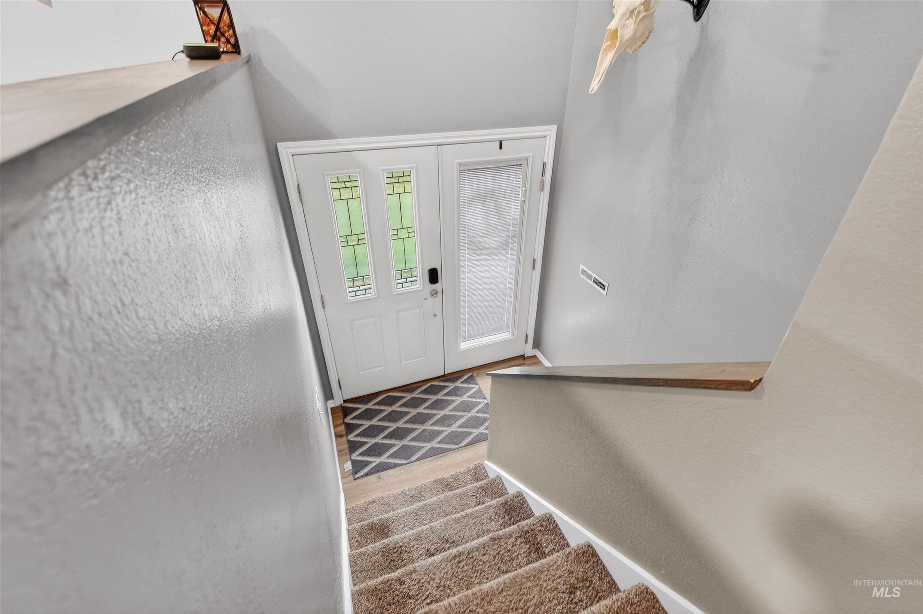 Foyer entrance featuring a textured wall