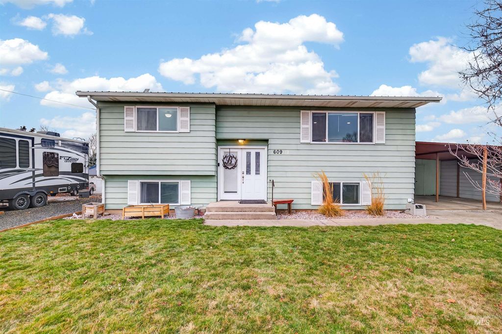 Photo of 609 Linden Ave, Lewiston, ID 83501 (MLS # 98975250)