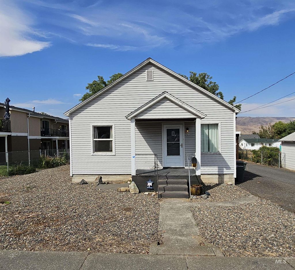 Photo of 1220 Highland Ave, Clarkston, WA 99403 (MLS # 98960982)