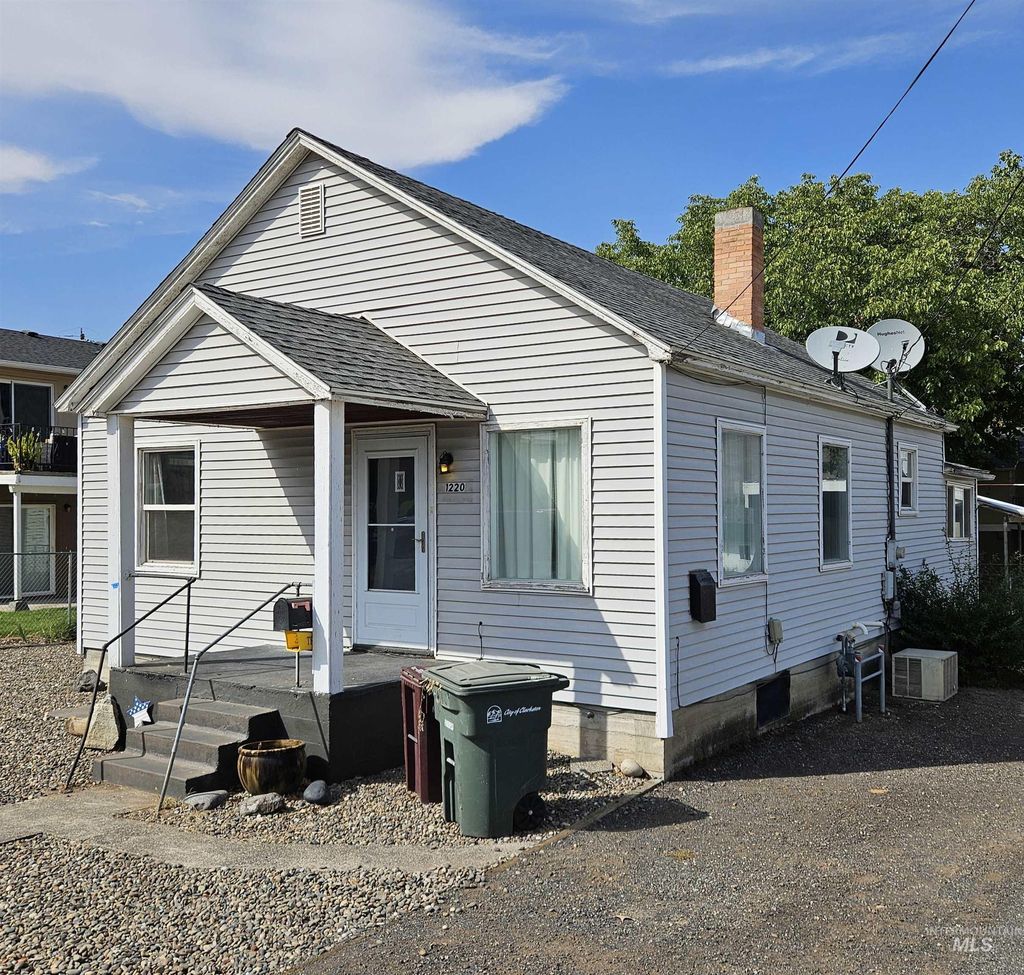 Photo of 1220 Highland Ave, Clarkston, WA 99403 (MLS # 98960982)