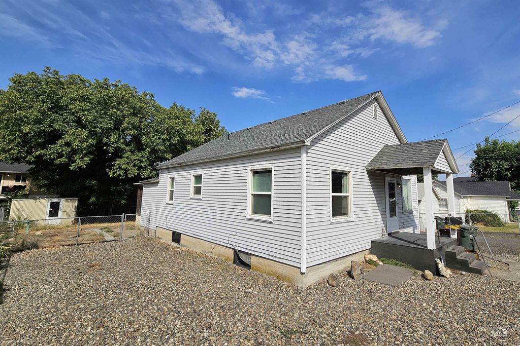 Photo of 1220 Highland Ave, Clarkston, WA 99403 (MLS # 98960982)