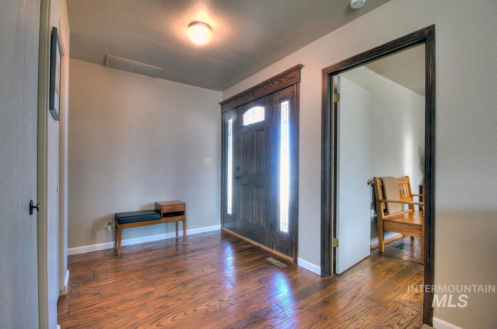 Photo of 585 S Park Boulevard, Ontario, OR 97914 (MLS # 98968868)