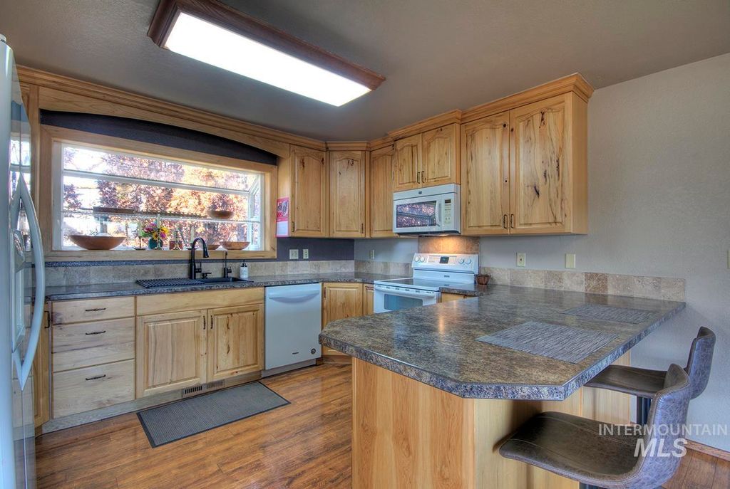 Photo of 585 S Park Boulevard, Ontario, OR 97914 (MLS # 98968868)