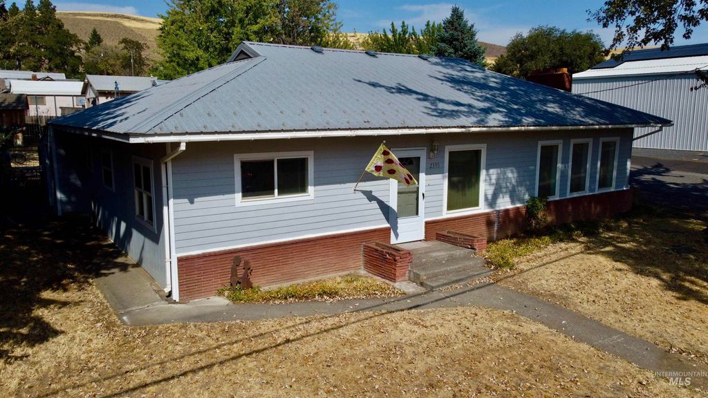 Photo of 2395 Villard St, Pomeroy, WA 99347 (MLS # 98961056)
