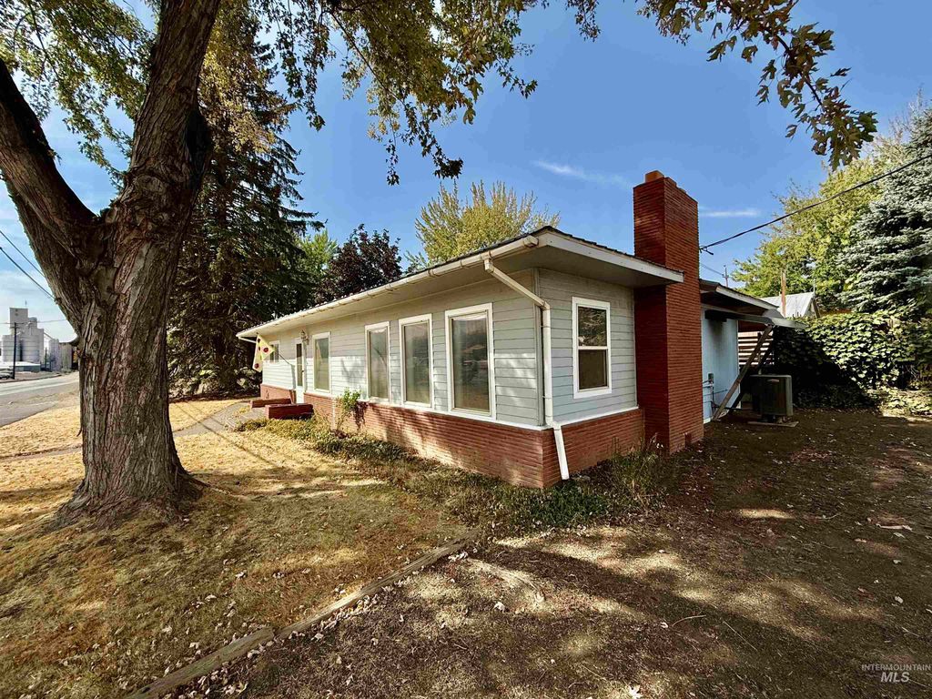 Photo of 2395 Villard St, Pomeroy, WA 99347 (MLS # 98961056)