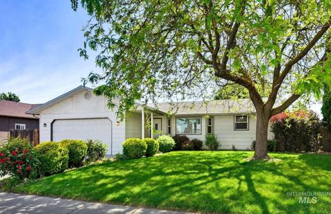 Photo of 2404 Golden Ave, Fruitland, ID 83619 (MLS # 98986310)
