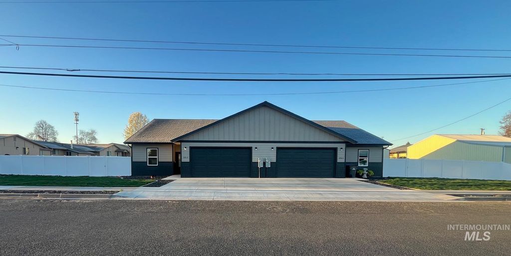 Photo of 606 Warner Ave #B, Lewiston, ID 83501 (MLS # 98974412)