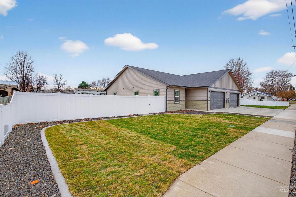 Photo of 606 Warner Ave #B, Lewiston, ID 83501 (MLS # 98974412)