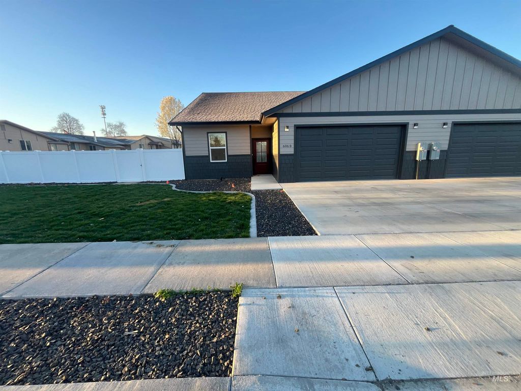 Photo of 606 Warner Ave #B, Lewiston, ID 83501 (MLS # 98974412)