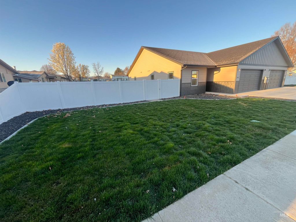 Photo of 606 Warner Ave #B, Lewiston, ID 83501 (MLS # 98974412)