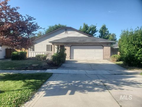 Photo of 1681 E Laurelwood DR, Eagle, ID 83616 (MLS # 98992673)