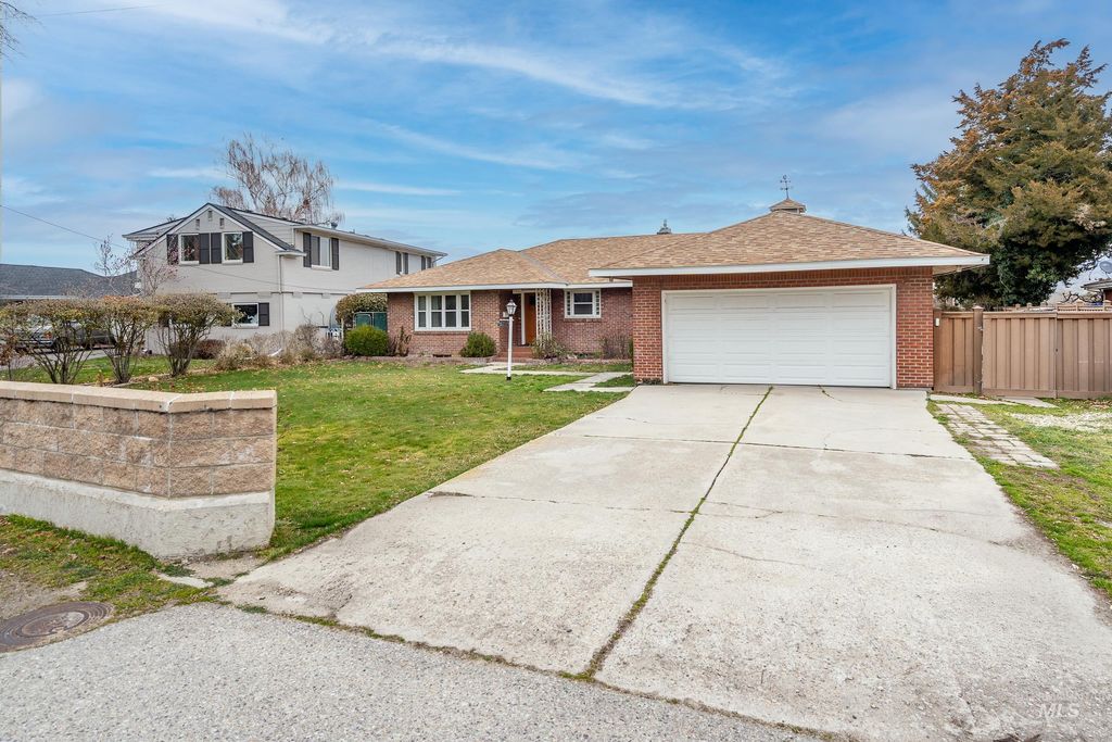 Photo of 3322 N Mountain View Dr, Boise, ID 83704 (MLS # 98977990)