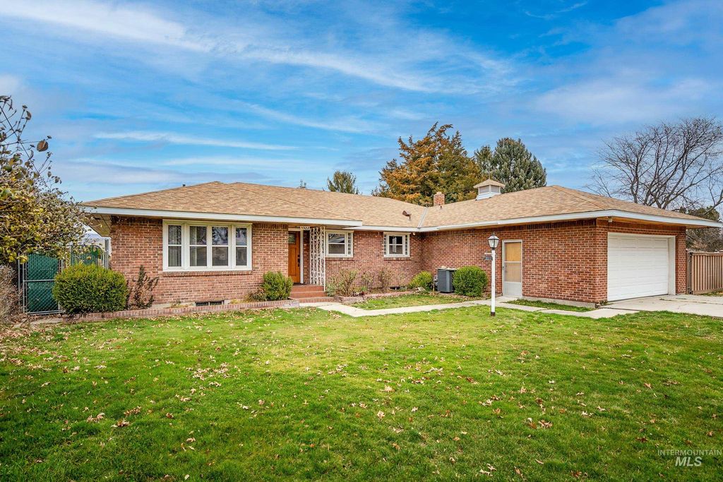 Photo of 3322 N Mountain View Dr, Boise, ID 83704 (MLS # 98977990)