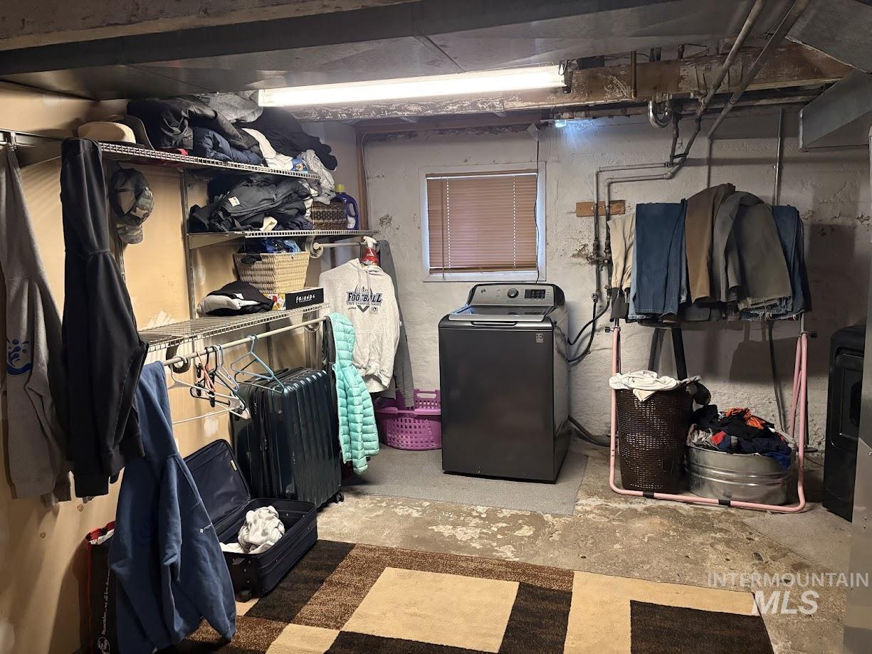 Unfinished below grade area featuring washer / clothes dryer