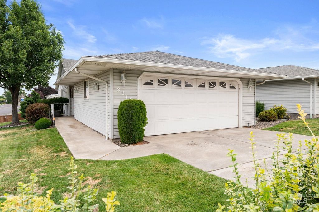 Photo of 821 Stewart Ave #A, Lewiston, ID 83501 (MLS # 98952851)