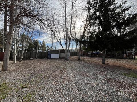 Photo of 25 F Street, Cascade, ID 83611 (MLS # 98967411)