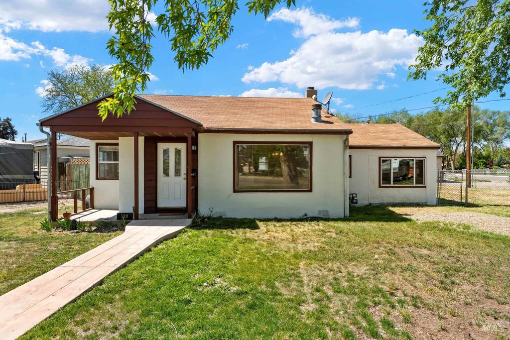 Photo of 128 Mountain View Dr, Mountain Home, ID 83647 (MLS # 98985356)