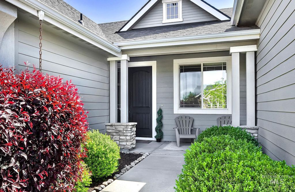 Photo of 904 N Tullshire Way, Eagle, ID 83616 (MLS # 98985333)