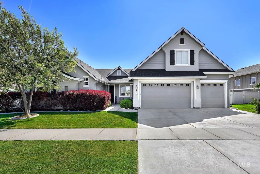 Photo of 904 N Tullshire Way, Eagle, ID 83616 (MLS # 98985333)