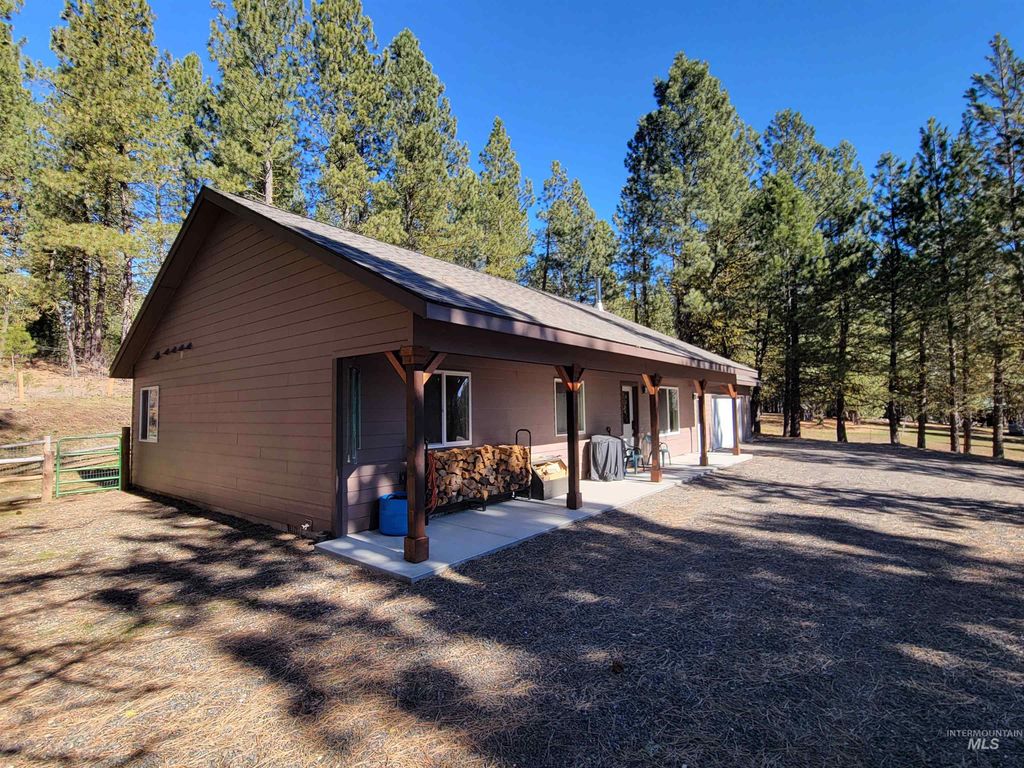 Photo of 160 Pine Valley Drive, Cascade, ID 83611 (MLS # 98978460)
